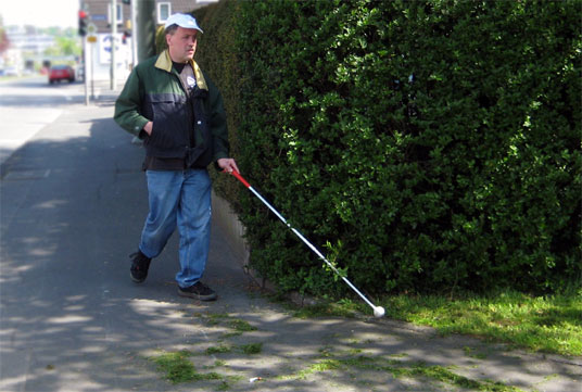 Gehen mit dem Langstock an taktiler Leitlinie