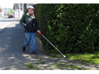 Gehen mit dem Langstock an taktiler Leitlinie