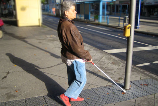 Nutzung eines taktilen Blindenleitsystems zum Auffinden des Ampelpfostens