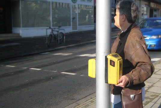 Nutzung einer taktilen und akustischen Zusatzeinrichtung an einer Ampelkreuzung