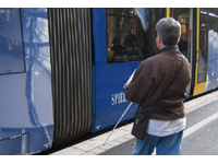 An der Straßenbahnhaltestelle: Einstieg in die Bahn, doch zunächst Aufsuchen der Tür mit dem Langstock!