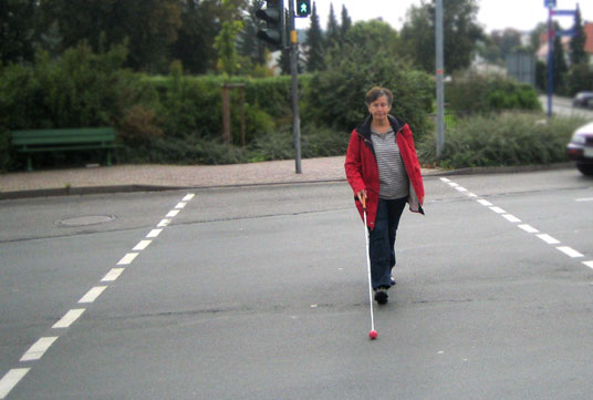 Straßenüberquerung an ampelgeregelter Kreuzung