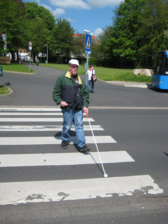 Zebrastreifenüberquerung mit Langstock