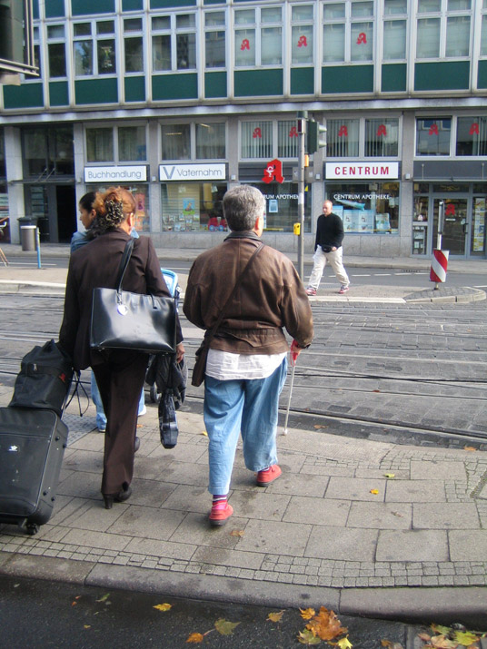 Ampelgeregelte Kreuzungsüberquerung mit Verkehrsinseln und Straßenbahnschienen