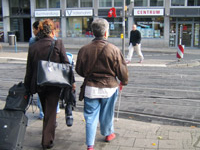 Ampelgeregelte Kreuzungsüberquerung mit Verkehrsinseln und Straßenbahnschienen