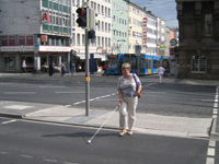 Ampelgeregelte Kreuzungsüberquerung mit Verkehrsinseln und Straßenbahnschienen