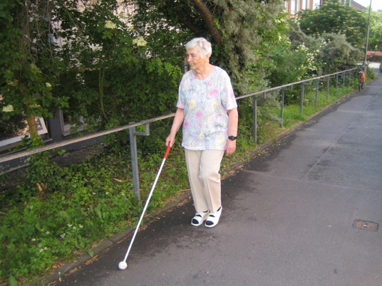 Gehen mit dem Langstock an taktiler Leitlinie