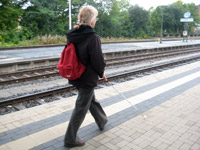 Nutzung von taktilen Leitstreifen zur Orientierung mit dem Langstock auf dem Bahnsteig 