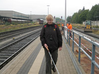 Nutzung von taktilen Leitstreifen zur Orientierung mit dem Langstock auf dem Bahnsteig 